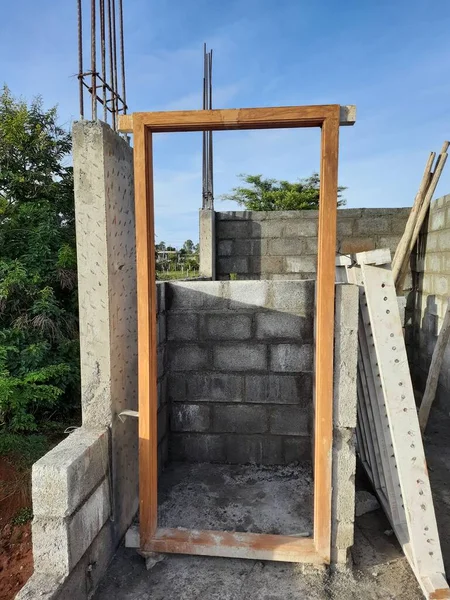 Bangalore, Karnataka, Hindistan-Haziran 06, 2021: Yeni ev inşaatının kapatılması merkezcilik, pervazlama, sütun ve duvar gibi farklı işler yapmak.,