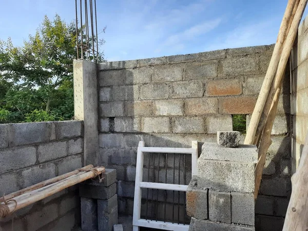 Bangalore, Karnataka, Hindistan-Haziran 06, 2021: Yeni ev inşaatının kapatılması merkezcilik, pervazlama, sütun ve duvar gibi farklı işler yapmak.,