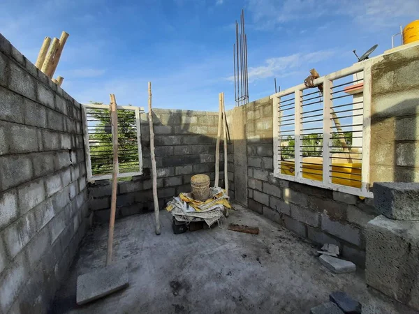 Bangalore, Karnataka, Hindistan-Haziran 06, 2021: Yeni ev inşaatının kapatılması merkezcilik, pervazlama, sütun ve duvar gibi farklı işler yapmak.,