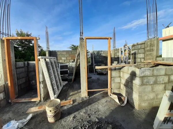 Bangalore, Karnataka, Hindistan-Haziran 06, 2021: Yeni ev inşaatının kapatılması merkezcilik, pervazlama, sütun ve duvar gibi farklı işler yapmak.,