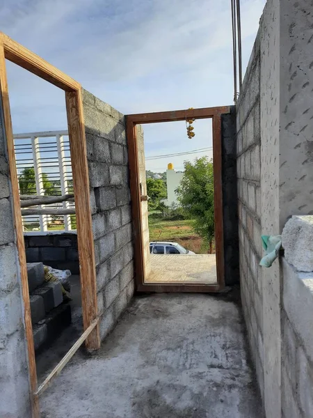 Bangalore, Karnataka, Hindistan-Haziran 06, 2021: Yeni ev inşaatının kapatılması merkezcilik, pervazlama, sütun ve duvar gibi farklı işler yapmak.,