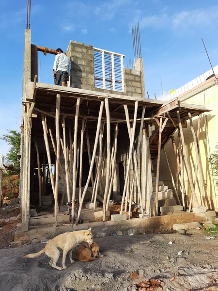 Bangalore, Karnataka, Hindistan-Haziran 06, 2021: Yeni ev inşaatının kapatılması merkezcilik, pervazlama, sütun ve duvar gibi farklı işler yapmak.,