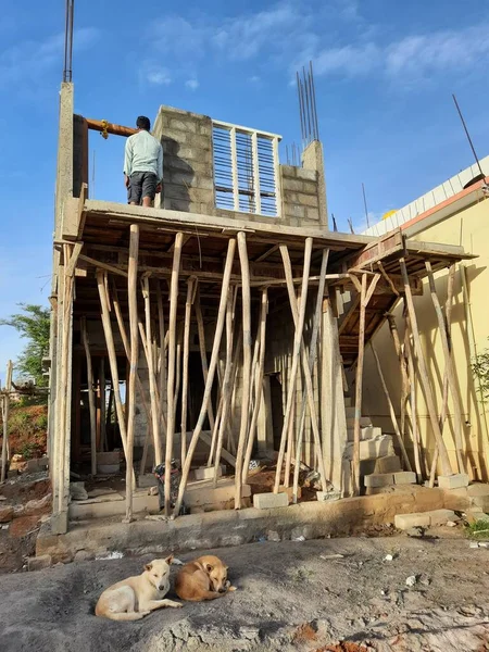 Bangalore, Karnataka, Hindistan-Haziran 06, 2021: Yeni ev inşaatının kapatılması merkezcilik, pervazlama, sütun ve duvar gibi farklı işler yapmak.,