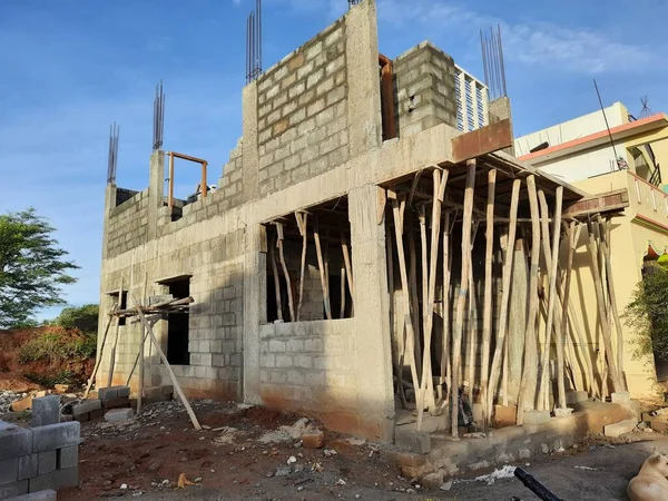 Bangalore, Karnataka, Hindistan-Haziran 06, 2021: Yeni ev inşaatının kapatılması merkezcilik, pervazlama, sütun ve duvar gibi farklı işler yapmak.,