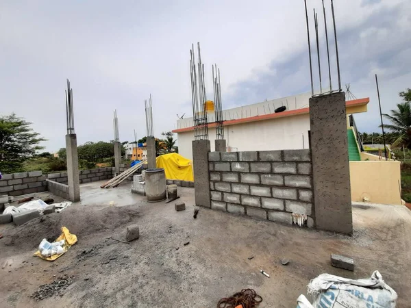 Bangalore, Karnataka, Hindistan-Haziran 06, 2021: Yeni ev inşaatının kapatılması merkezcilik, pervazlama, sütun ve duvar gibi farklı işler yapmak.,