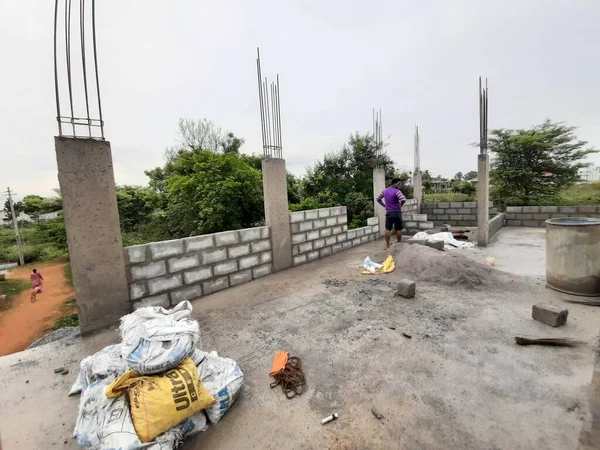 Bangalore, Karnataka, Hindistan-Haziran 06, 2021: Yeni ev inşaatının kapatılması merkezcilik, pervazlama, sütun ve duvar gibi farklı işler yapmak.,
