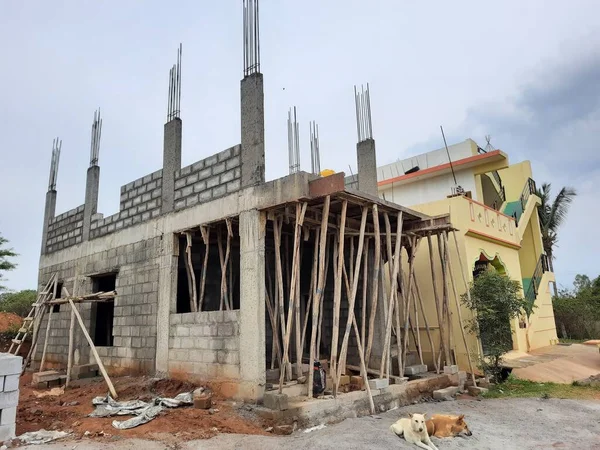Bangalore, Karnataka, Hindistan-Haziran 06, 2021: Yeni ev inşaatının kapatılması merkezcilik, pervazlama, sütun ve duvar gibi farklı işler yapmak.,