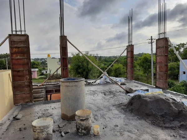 Bangalore, Karnataka, Hindistan-Haziran 06, 2021: Yeni ev inşaatının kapatılması merkezcilik, pervazlama, sütun ve duvar gibi farklı işler yapmak.,