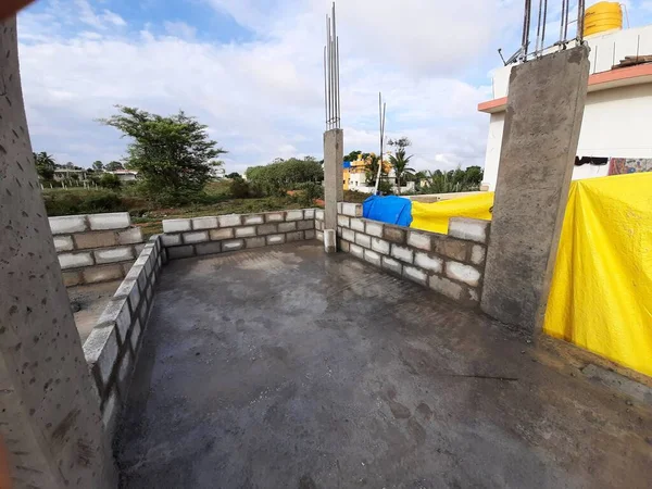 Bangalore, Karnataka, Hindistan-Haziran 06, 2021: Yeni ev inşaatının kapatılması merkezcilik, pervazlama, sütun ve duvar gibi farklı işler yapmak.,