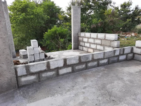 Bangalore, Karnataka, Hindistan-Haziran 06, 2021: Yeni ev inşaatının kapatılması merkezcilik, pervazlama, sütun ve duvar gibi farklı işler yapmak.,