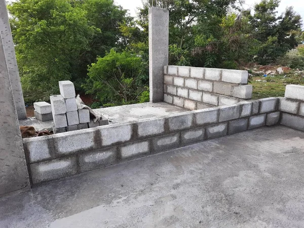 Bangalore, Karnataka, Hindistan-Haziran 06, 2021: Yeni ev inşaatının kapatılması merkezcilik, pervazlama, sütun ve duvar gibi farklı işler yapmak.,