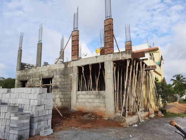 Bangalore, Karnataka, Hindistan-Haziran 06, 2021: Yeni ev inşaatının kapatılması merkezcilik, pervazlama, sütun ve duvar gibi farklı işler yapmak.,