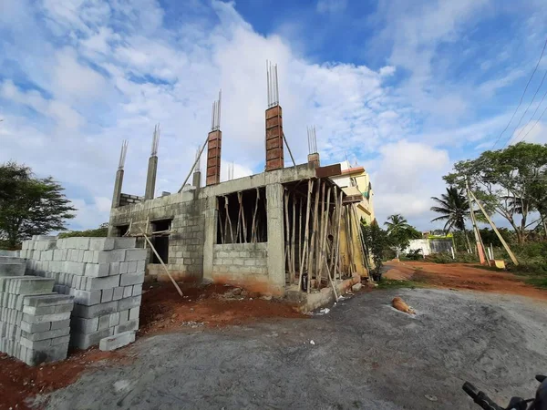 Bangalore, Karnataka, Hindistan-Haziran 06, 2021: Yeni ev inşaatının kapatılması merkezcilik, pervazlama, sütun ve duvar gibi farklı işler yapmak.,