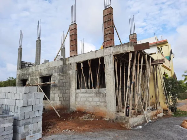Bangalore, Karnataka, Hindistan-Haziran 06, 2021: Yeni ev inşaatının kapatılması merkezcilik, pervazlama, sütun ve duvar gibi farklı işler yapmak.,