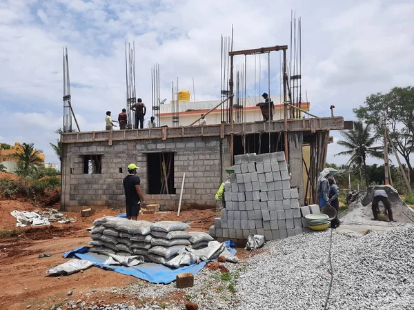 Bangalore, Karnataka, Hindistan-Haziran 06, 2021: Yeni ev inşaatının kapatılması merkezcilik, pervazlama, sütun ve duvar gibi farklı işler yapmak.,