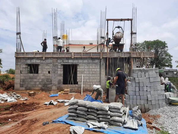 Bangalore, Karnataka, Hindistan-Haziran 06, 2021: Yeni ev inşaatının kapatılması merkezcilik, pervazlama, sütun ve duvar gibi farklı işler yapmak.,