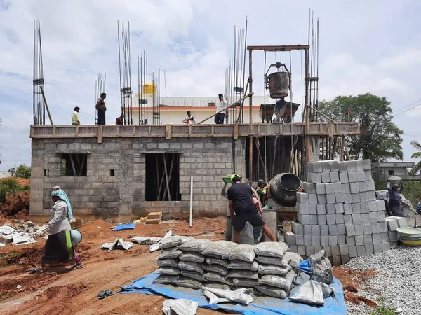 Bangalore, Karnataka, Hindistan-Haziran 06, 2021: Yeni ev inşaatının kapatılması merkezcilik, pervazlama, sütun ve duvar gibi farklı işler yapmak.,