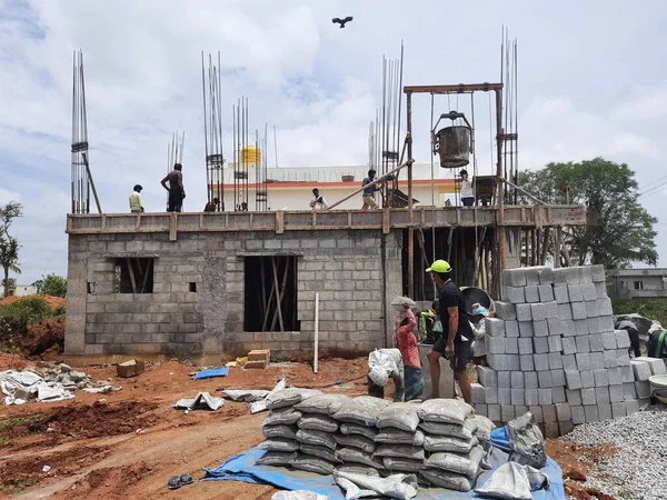 Bangalore, Karnataka, Hindistan-Haziran 06, 2021: Yeni ev inşaatının kapatılması merkezcilik, pervazlama, sütun ve duvar gibi farklı işler yapmak.,