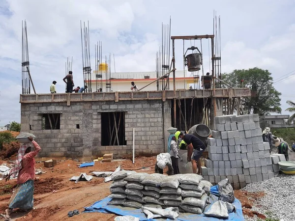 Bangalore, Karnataka, Hindistan-Haziran 06, 2021: Yeni ev inşaatının kapatılması merkezcilik, pervazlama, sütun ve duvar gibi farklı işler yapmak.,