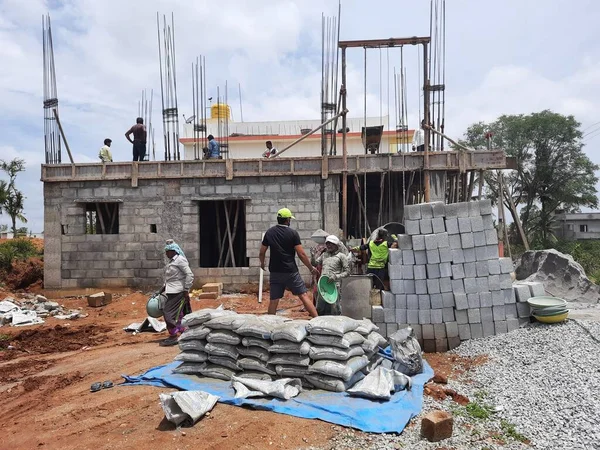 Bangalore, Karnataka, Hindistan-Haziran 06, 2021: Yeni ev inşaatının kapatılması merkezcilik, pervazlama, sütun ve duvar gibi farklı işler yapmak.,