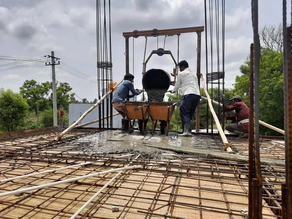 Bangalore, Karnataka, Hindistan-Haziran 06, 2021: Yeni ev inşaatının kapatılması merkezcilik, pervazlama, sütun ve duvar gibi farklı işler yapmak.,