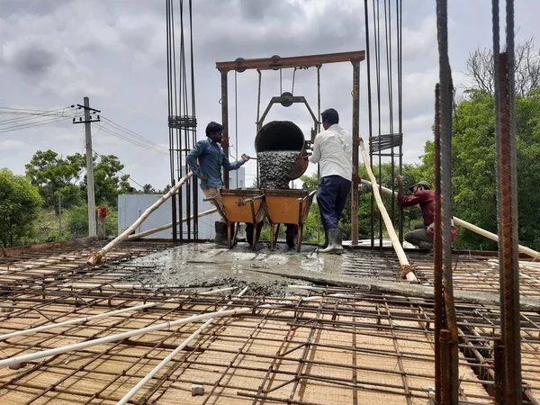 Bangalore, Karnataka, Hindistan-Haziran 06, 2021: Yeni ev inşaatının kapatılması merkezcilik, pervazlama, sütun ve duvar gibi farklı işler yapmak.,