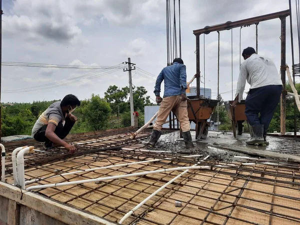 Bangalore, Karnataka, Hindistan-Haziran 06, 2021: Yeni ev inşaatının kapatılması merkezcilik, pervazlama, sütun ve duvar gibi farklı işler yapmak.,