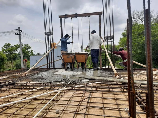 Bangalore, Karnataka, Hindistan-Haziran 06, 2021: Yeni ev inşaatının kapatılması merkezcilik, pervazlama, sütun ve duvar gibi farklı işler yapmak.,