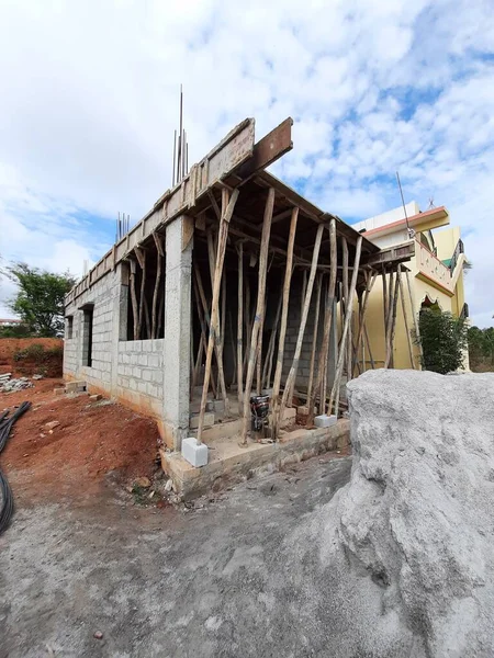 Bangalore, Karnataka, Hindistan-Haziran 06, 2021: Yeni ev inşaatının kapatılması merkezcilik, pervazlama, sütun ve duvar gibi farklı işler yapmak.,