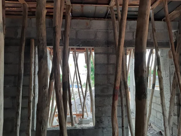 Bangalore, Karnataka, Hindistan-Haziran 06, 2021: Yeni ev inşaatının kapatılması merkezcilik, pervazlama, sütun ve duvar gibi farklı işler yapmak.,