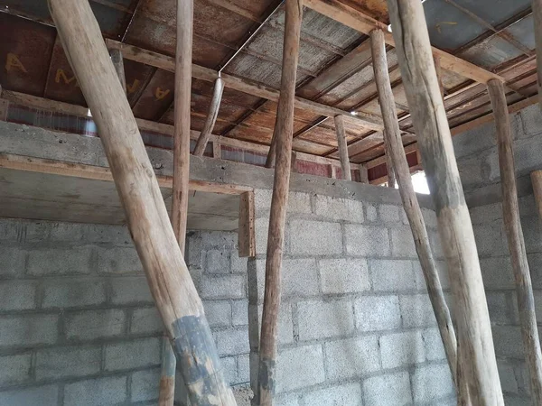 Bangalore, Karnataka, Hindistan-Haziran 06, 2021: Yeni ev inşaatının kapatılması merkezcilik, pervazlama, sütun ve duvar gibi farklı işler yapmak.,