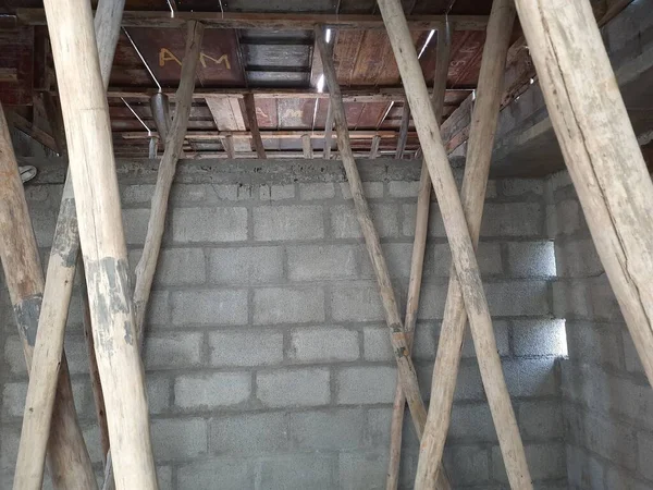 Bangalore, Karnataka, Hindistan-Haziran 06, 2021: Yeni ev inşaatının kapatılması merkezcilik, pervazlama, sütun ve duvar gibi farklı işler yapmak.,