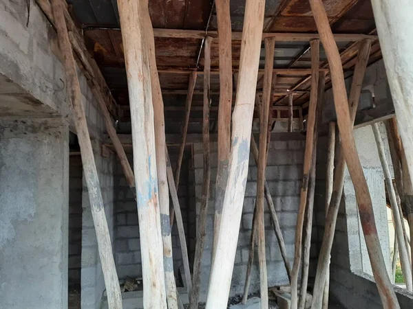 Bangalore, Karnataka, Hindistan-Haziran 06, 2021: Yeni ev inşaatının kapatılması merkezcilik, pervazlama, sütun ve duvar gibi farklı işler yapmak.,