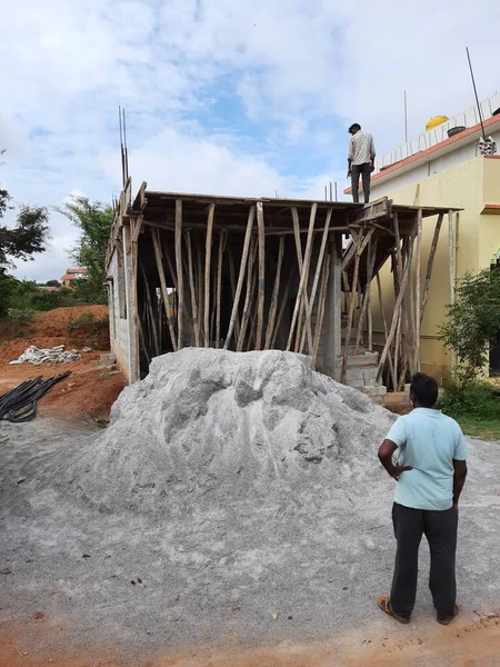 Bangalore, Karnataka, Hindistan-Haziran 06, 2021: Yeni ev inşaatının kapatılması merkezcilik, pervazlama, sütun ve duvar gibi farklı işler yapmak.,