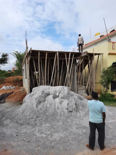 Bangalore, Karnataka, Hindistan-Haziran 06, 2021: Yeni ev inşaatının kapatılması merkezcilik, pervazlama, sütun ve duvar gibi farklı işler yapmak.,
