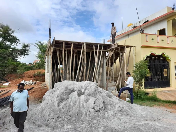 Bangalore, Karnataka, Hindistan-Haziran 06, 2021: Yeni ev inşaatının kapatılması merkezcilik, pervazlama, sütun ve duvar gibi farklı işler yapmak.,