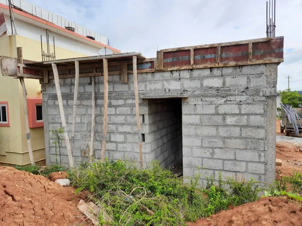 Bangalore, Karnataka, Hindistan-Haziran 06, 2021: Yeni ev inşaatının kapatılması merkezcilik, pervazlama, sütun ve duvar gibi farklı işler yapmak.,