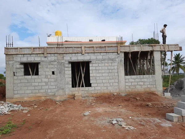 Bangalore, Karnataka, Hindistan-Haziran 06, 2021: Yeni ev inşaatının kapatılması merkezcilik, pervazlama, sütun ve duvar gibi farklı işler yapmak.,