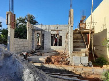 Bangalore, Karnataka, Hindistan-Haziran 06, 2021: Yeni ev inşaatının kapatılması merkezcilik, pervazlama, sütun ve duvar gibi farklı işler yapmak.,