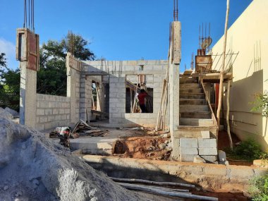 Bangalore, Karnataka, Hindistan-Haziran 06, 2021: Yeni ev inşaatının kapatılması merkezcilik, pervazlama, sütun ve duvar gibi farklı işler yapmak.,