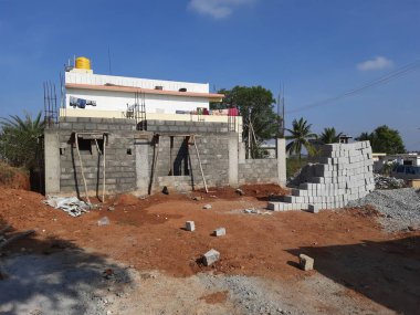Bangalore, Karnataka, Hindistan-Haziran 06, 2021: Yeni ev inşaatının kapatılması merkezcilik, pervazlama, sütun ve duvar gibi farklı işler yapmak.,