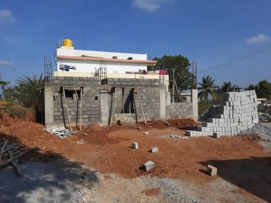 Bangalore, Karnataka, Hindistan-Haziran 06, 2021: Yeni ev inşaatının kapatılması merkezcilik, pervazlama, sütun ve duvar gibi farklı işler yapmak.,