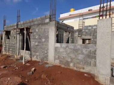 Bangalore, Karnataka, Hindistan-Haziran 06, 2021: Yeni ev inşaatının kapatılması merkezcilik, pervazlama, sütun ve duvar gibi farklı işler yapmak.,