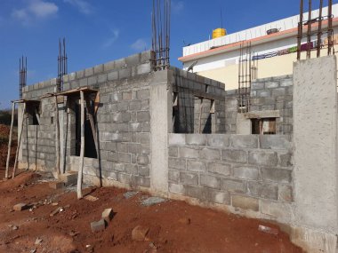Bangalore, Karnataka, Hindistan-Haziran 06, 2021: Yeni ev inşaatının kapatılması merkezcilik, pervazlama, sütun ve duvar gibi farklı işler yapmak.,