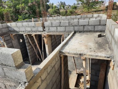 Bangalore, Karnataka, Hindistan-Haziran 06, 2021: Yeni ev inşaatının kapatılması merkezcilik, pervazlama, sütun ve duvar gibi farklı işler yapmak.,