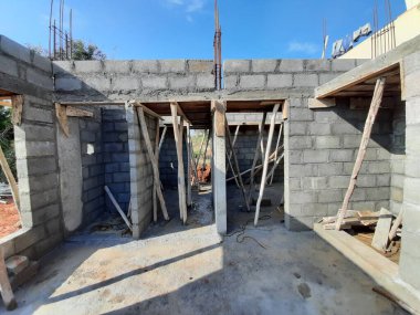 Bangalore, Karnataka, Hindistan-Haziran 06, 2021: Yeni ev inşaatının kapatılması merkezcilik, pervazlama, sütun ve duvar gibi farklı işler yapmak.,