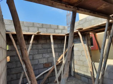 Bangalore, Karnataka, Hindistan-Haziran 06, 2021: Yeni ev inşaatının kapatılması merkezcilik, pervazlama, sütun ve duvar gibi farklı işler yapmak.,