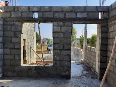 Bangalore, Karnataka, Hindistan-Haziran 06, 2021: Yeni ev inşaatının kapatılması merkezcilik, pervazlama, sütun ve duvar gibi farklı işler yapmak.,