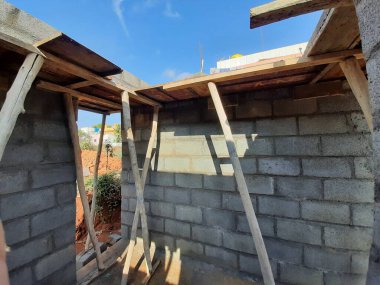 Bangalore, Karnataka, Hindistan-Haziran 06, 2021: Yeni ev inşaatının kapatılması merkezcilik, pervazlama, sütun ve duvar gibi farklı işler yapmak.,