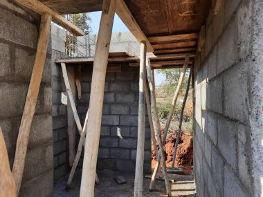 Bangalore, Karnataka, Hindistan-Haziran 06, 2021: Yeni ev inşaatının kapatılması merkezcilik, pervazlama, sütun ve duvar gibi farklı işler yapmak.,